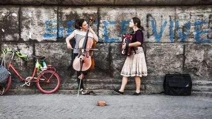 מוזיקאיות ברחובות נאפולי, איטליה. | שאטרסטוק