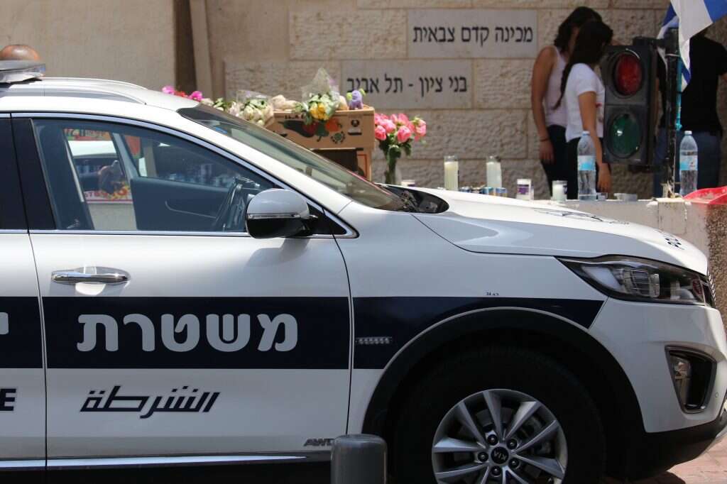 ניידת משטרה בפתח המכינה הקדם צבאית בני ציון בת״א. | קוקו