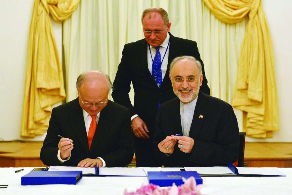 ראש סבא''א יוקייה אמאנו חותם על הסכם עם סגן נשיא איראן עלי אכבר סלאחי ב-14 ביולי 2015. | EPA