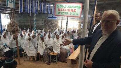 הרב ולדמן בקהילה. | צביקה קליין