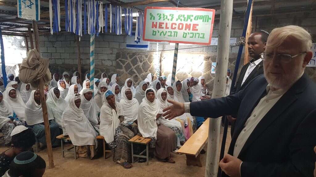 הרב ולדמן בקהילה. | צביקה קליין