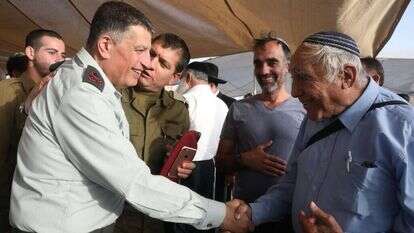 האלוף מרדכי ובני משפחת זר מהשומרון בטקס הפרידה. | מרים צחי