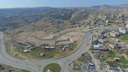 חאן אל אחמר. | תנועת רגבים