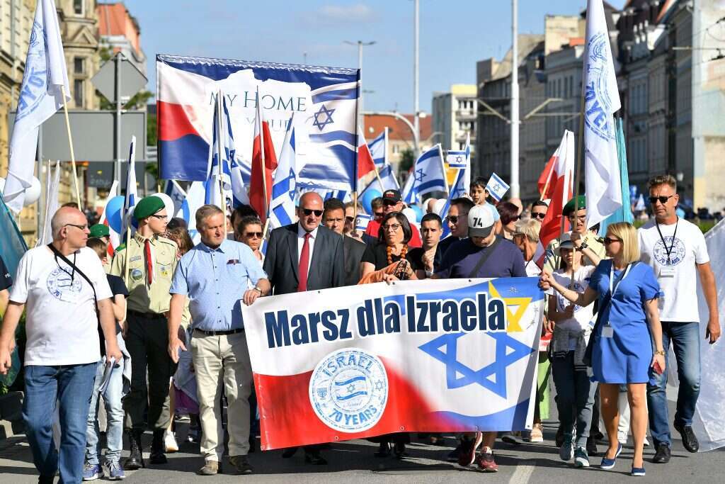 צעדה בעיר ורוצלאב שבפולין לכבוד חגיגת 70 שנות עצמאות למדינת ישראל. | EPA צעדה בעיר ורוצלאב שבפולין לכבוד חגיגת 70 שנות עצמאות למדינת ישראל. | EPA