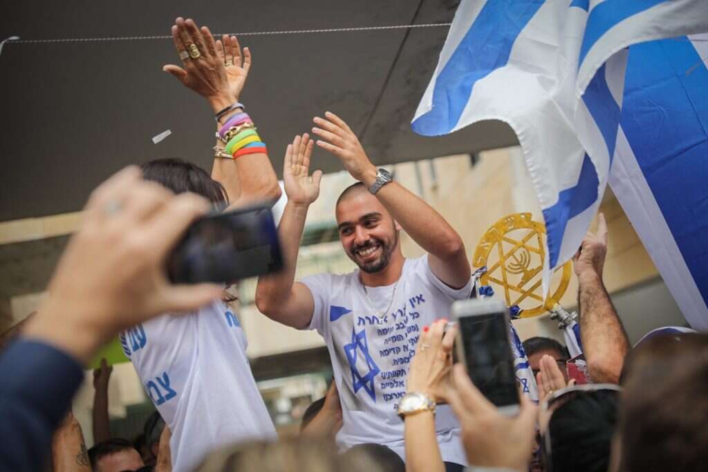 אלאור אזריה, החייל היורה מחברון, השתחרר מהכלא אחרי כתשעה חודשי מאסר. | הדס פרוש, פלאש90 אלאור אזריה, החייל היורה מחברון, השתחרר מהכלא אחרי כתשעה חודשי מאסר. | הדס פרוש, פלאש90