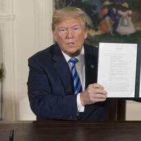 דונלד טראמפ מציג את חתימתו על הסנקציות החדשות. | EPA