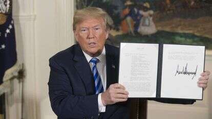 דונלד טראמפ מציג את חתימתו על הסנקציות החדשות. | EPA