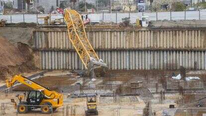 קריסה של עגורן באתר בנייה. | יהושע יוסף