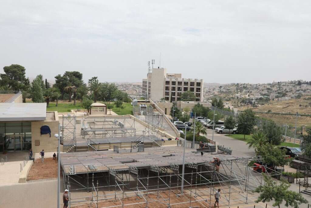 הקמת הבמה המרכזית לטקס העברת השגרירות האמריקנית בירושלים. | מרים צחי הקמת הבמה המרכזית לטקס העברת השגרירות האמריקנית בירושלים. | מרים צחי