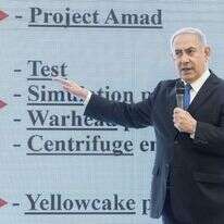 בנימין נתניהו מציג את ארכיון הגרעין של איראן. | EPA בנימין נתניהו מציג את ארכיון הגרעין של איראן. | EPA