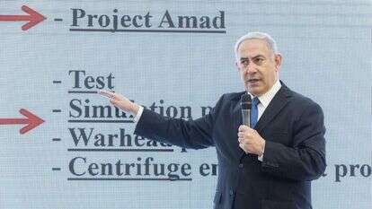 בנימין נתניהו מציג את ארכיון הגרעין של איראן. | EPA בנימין נתניהו מציג את ארכיון הגרעין של איראן. | EPA