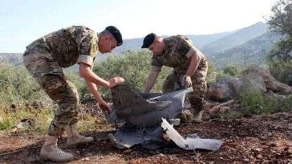 חיילים לבנונים ליד שרידי טיל שככל הנראה נורה על ידי איראן לכיוון ישראל. | AFP