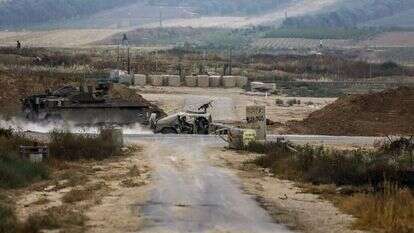 מתפרעים וכוחות צה"ל בגבול רצועת עזה. | AFP