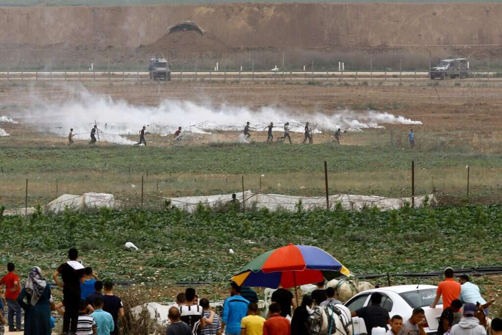 מתפרעים וכוחות צה"ל בגבול רצועת עזה. | AFP