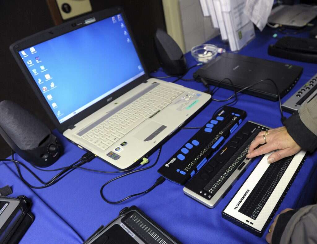 צג ברייל, המתרגם את המופיע על מסך המחשב לנקודות בולטות. | רויטרס