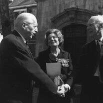 הגנרל קניג, מפקד כוחות המחתרת הצרפתית, במפגש עם קולונל בקמסטר ממנהלת המבצעים המיוחדים הבריטית ועם אודט הלווס, שהייתה סוכנת סמויה, 1970. | גטי אימג'ס