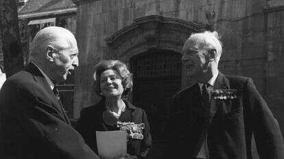 הגנרל קניג, מפקד כוחות המחתרת הצרפתית, במפגש עם קולונל בקמסטר ממנהלת המבצעים המיוחדים הבריטית ועם אודט הלווס, שהייתה סוכנת סמויה, 1970. | גטי אימג'ס