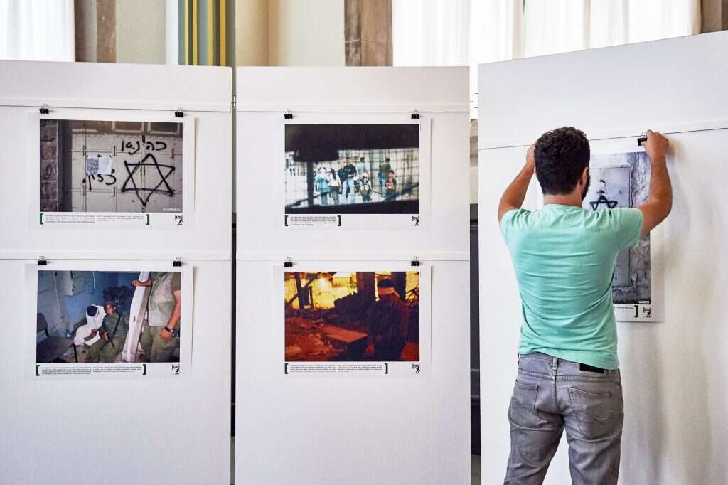 לחפש מישהו מבחוץ שיציל אותנו מעצמנו, זה מאוד בעייתי. תערוכת "שוברים שתיקה". | AFP