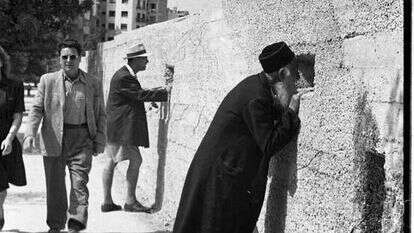 יהודים צופים לעבר העיר העתיקה, 1948. | אדי הירשביין, באוספי ביתמונה