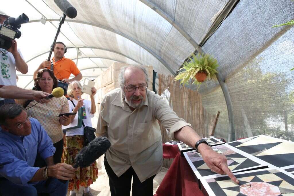 גבי ברקאי ואריחי הרצפה שעליהם צעדו הבאים לבית הקדש השני. | מרים צחי