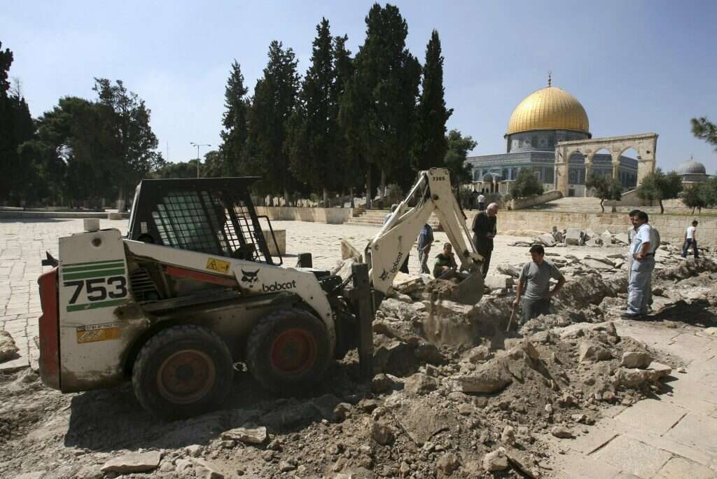 חפירות הווקף בהר הבית. | רויטרס