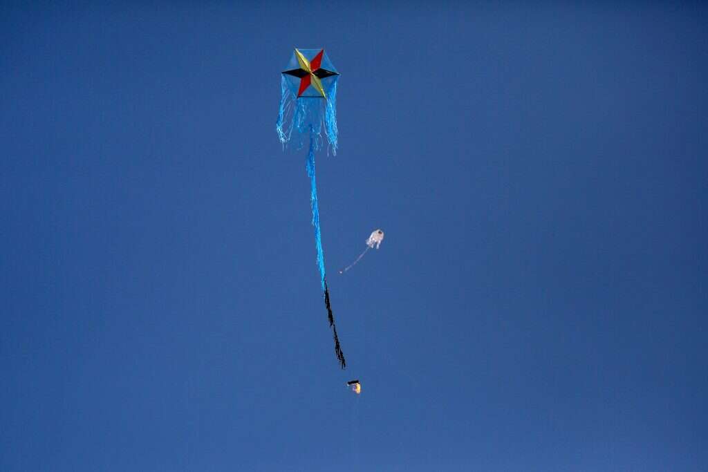 עפיפון בוער מעל שמי הרצועה. | AFP עפיפון בוער מעל שמי הרצועה. | AFP