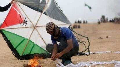 פלסטיני מצית עפיפון ברצועת עזה. | AFP פלסטיני מצית עפיפון ברצועת עזה. | AFP