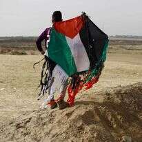 פלסטיני עם עפיפון תבערה ברצועת עזה. | AFP