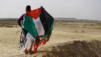 פלסטיני עם עפיפון תבערה ברצועת עזה. | AFP פלסטיני עם עפיפון תבערה ברצועת עזה. | AFP