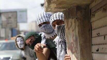 פלסטינים במחנה הפליטים קלנדיה. | EPA