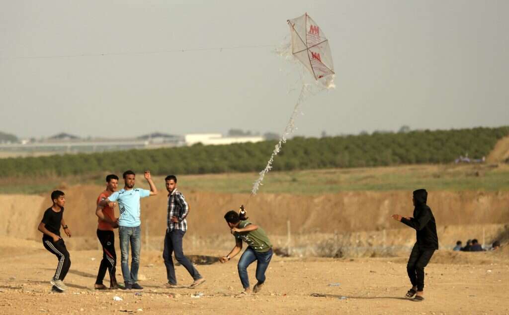 פלסטינים מטיסים עפיפון תבערה בעזה. | AFP פלסטינים מטיסים עפיפון תבערה בעזה. | AFP