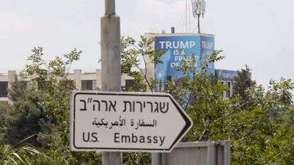 שלט לשגרירות ארה"ב בירושלים. | EPA