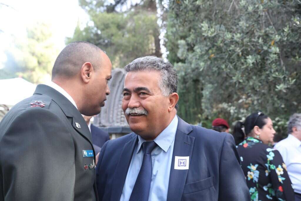 עמיר פרץ ומפקד פיקוד העורף תמיר ידעי. | מרים צחי