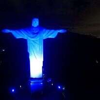 פסל הקורקובדו הואר בצבעי דגל ישראל. | Udo Kurt