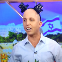 ערן זרחוביץ' בקטע עם התפילין. מתוך ארץ נהדרת