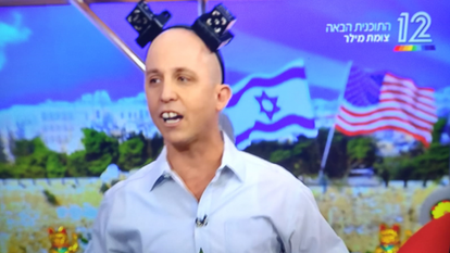 ערן זרחוביץ' בקטע עם התפילין. מתוך ארץ נהדרת