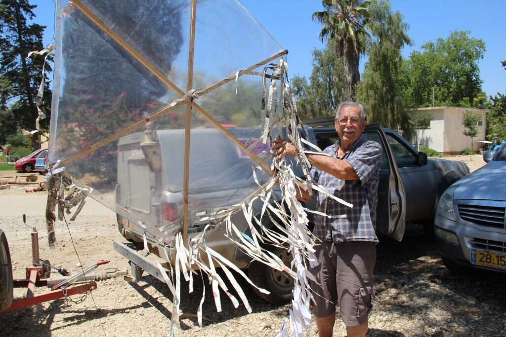 שאריות של עפיפון תבערה. | רחלי מלק-בודה