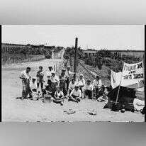 הפגנה למען הפועל העברי בכפר־סבא, 1934. | דניאל קפלן, לע"מ