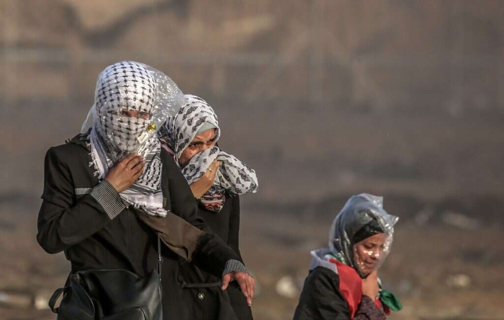 פלסטינים בהפגנה על הגדר בגבול עזה. | EPA