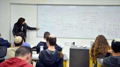 תלמידים בשיעור. | אילוסטרציה: יוסי זליגר