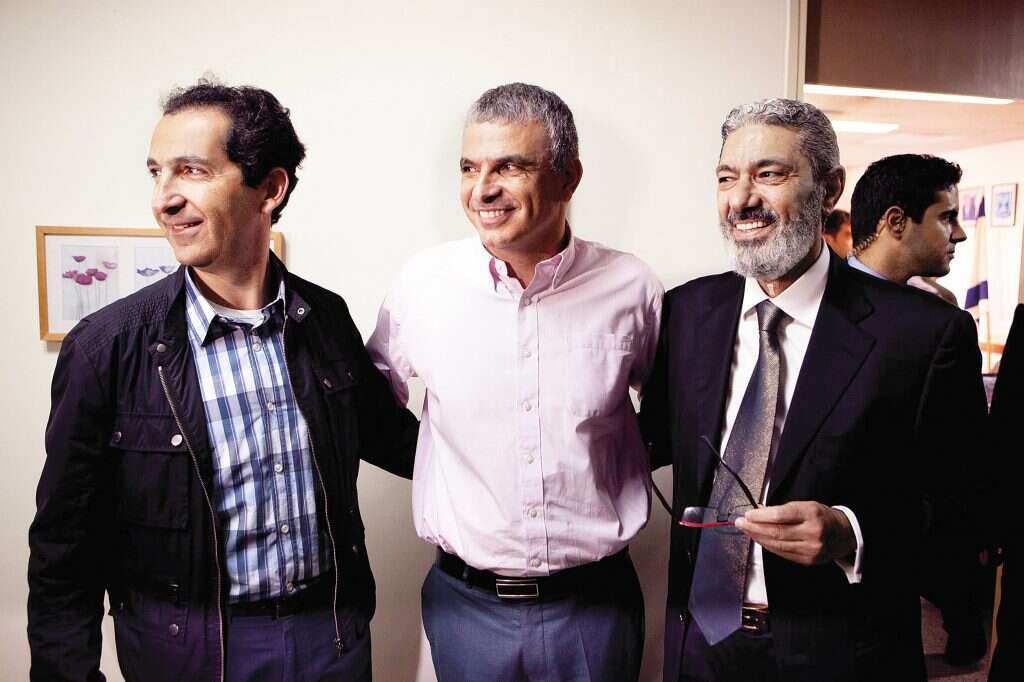 השר כחלון עם חזי בצלאל מ'אקספון' (מימין) ופטריק דרהי מ'הוט', 
במסיבת עיתונאים לרגל כניסת החברות לשוק הסלולר, 2011 | אריק סולטן