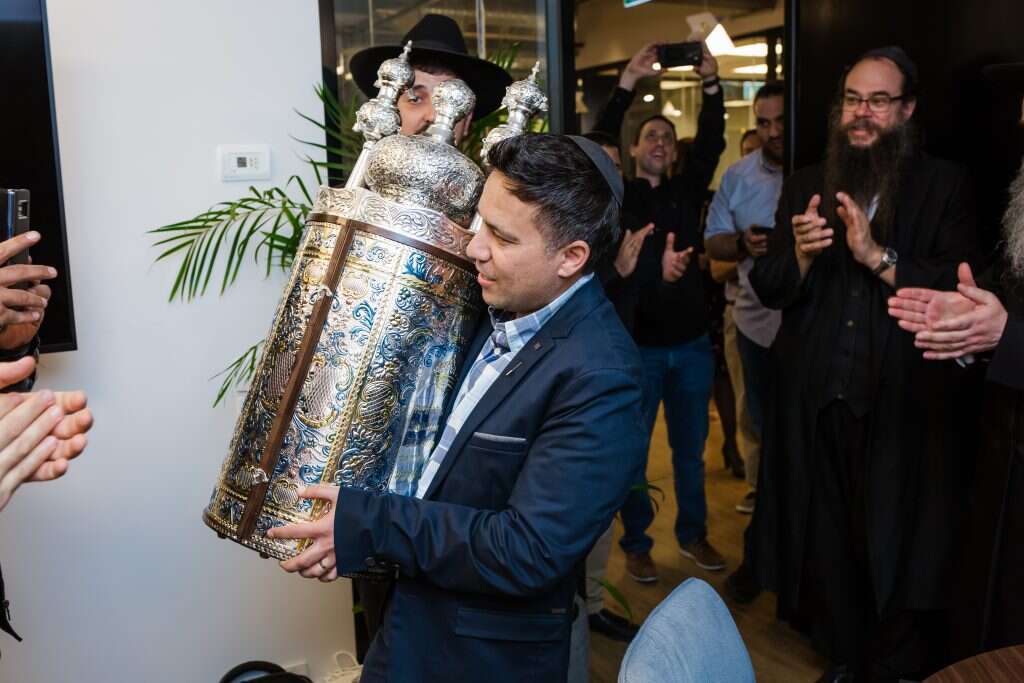 עשרים אחוז מהעובדים דתיים ומסורתיים. אלול בהכנסת ספר תורה במשרדי 'פייבר' בפ"ת. | איריס פולישוק