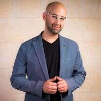 דמות מרתקת. משה קלוגהפט. | אריק סולטן