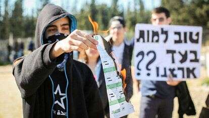 הפגנה נגד גיוס לצה"ל מחוץ לבקו''ם. | אבישג שאר ישוב