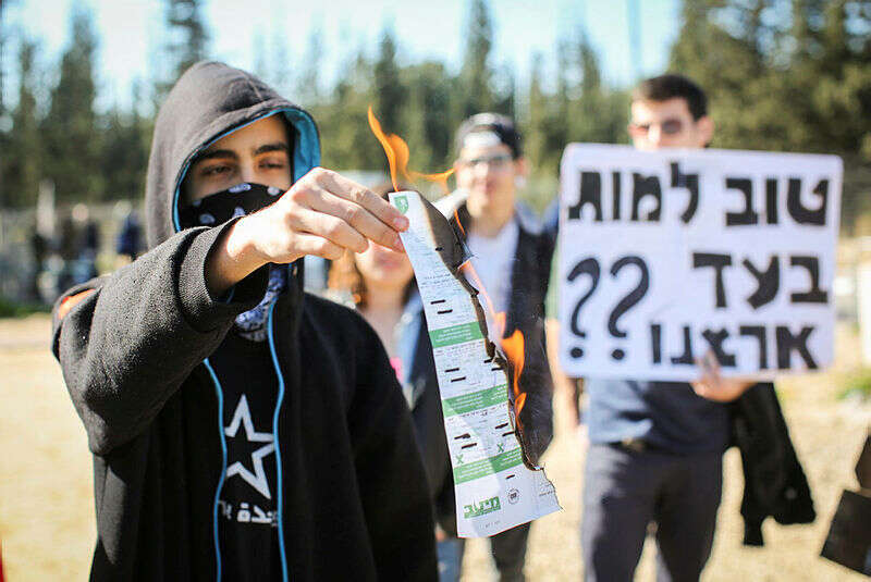 הפגנה נגד גיוס לצה"ל מחוץ לבקו''ם. | אבישג שאר ישוב