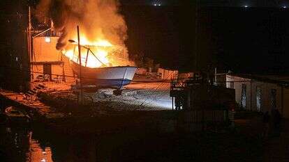 כלי שיט שנפגע בהפצצת חיל האוויר. | EPA