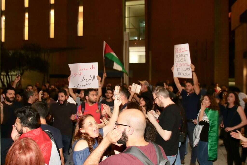 הפגנה נגד אלימות המשטרה כלפי ג'עפר פרח. | הרצי שפירא