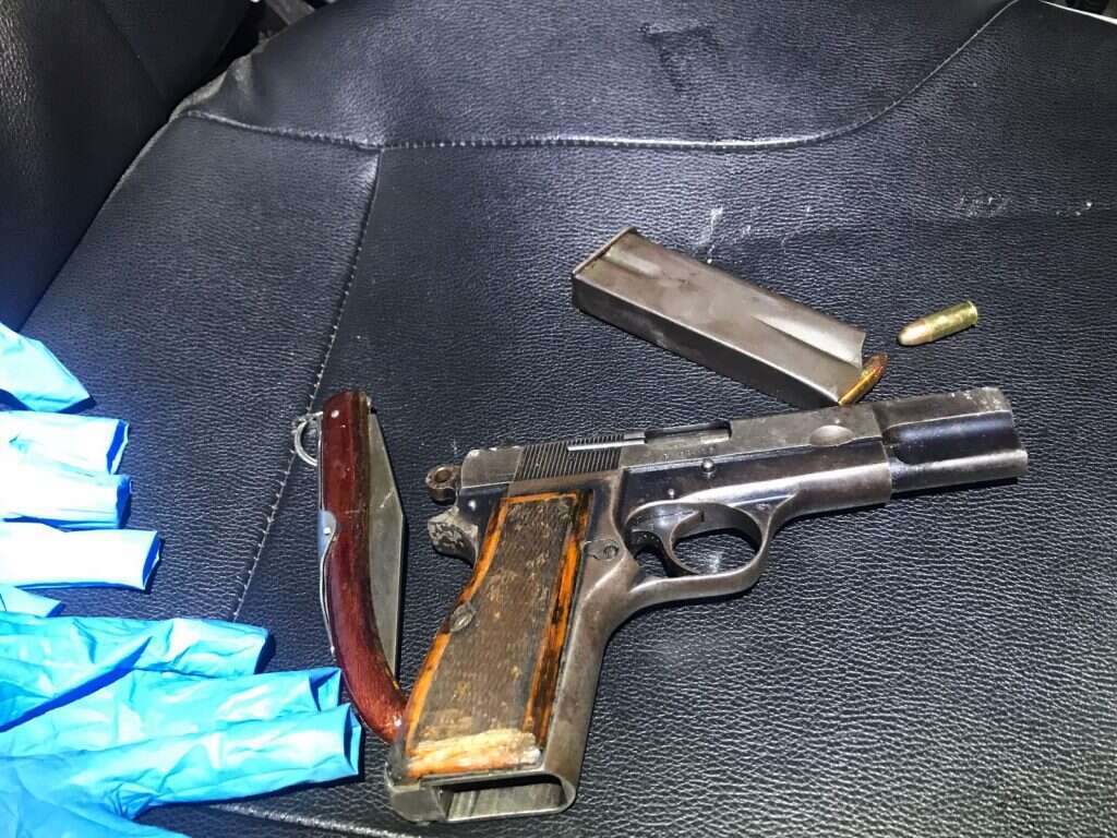 אקדח וסכין שנתפסו בידי מחבלים פלסטינים ביו"ש. | דוברות המשטרה