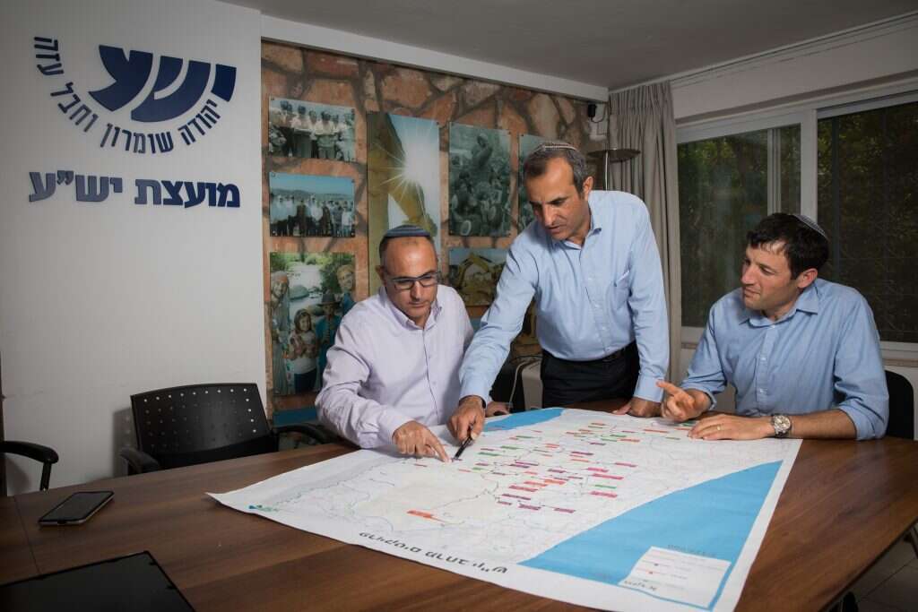 אדלר, דורני ודלמוני במשרדים. | הדס פרוש, פלאש 90 אדלר, דורני ודלמוני במשרדים. | הדס פרוש, פלאש 90