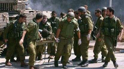 פינוי פצועים במלחמת לבנון השנייה. | רויטרס